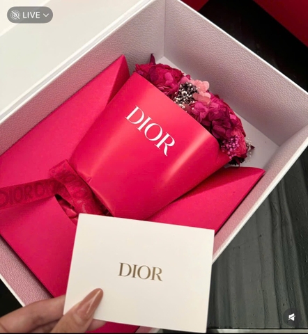 Hộp hoa gift Dior màu hồng