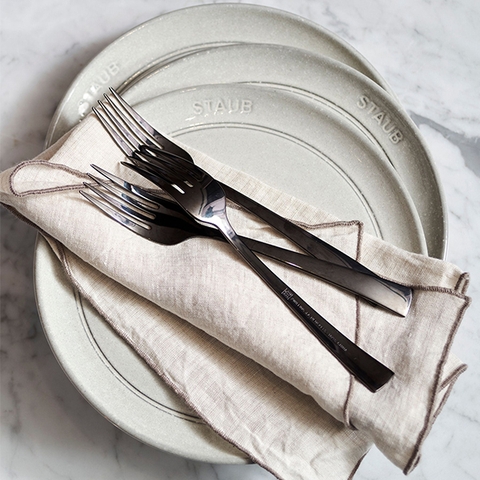 Staub - Đĩa gốm màu nấm trắng