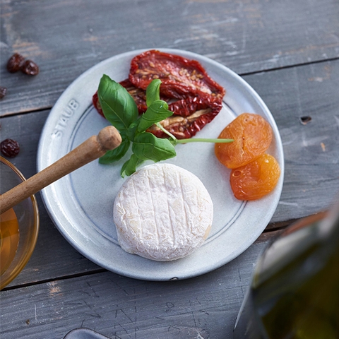 Staub - Đĩa gốm màu nấm trắng