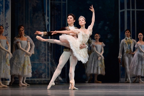 Ông bố cơ bắp gốc Việt trở thành “nam thần” của các mẹ khi mặc váy xòe múa ballet cùng con gái