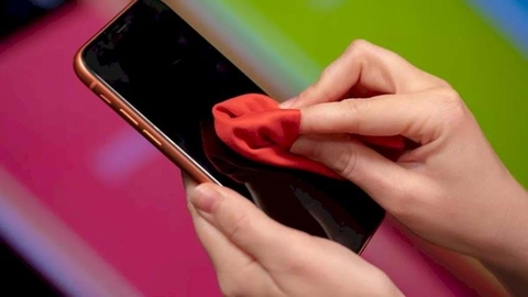 Cách loại bỏ vi rút corona tiềm ẩn trên điện thoại và máy tính