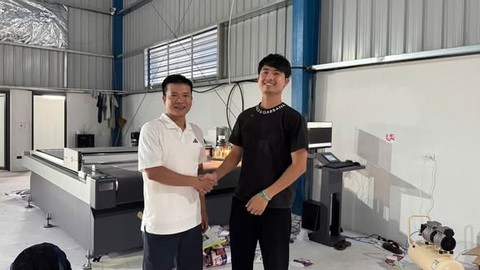 Máy in UV phẳng + cuộn + CCD camera định vị cho khách hàng tại Hà Nội