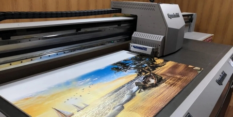 In UV phẳng là gì? Những điều cần biết về công nghệ in UV phẳng