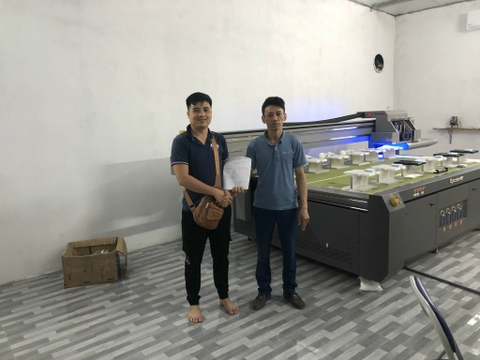 Hà Nam Anh Tín- UV in giày