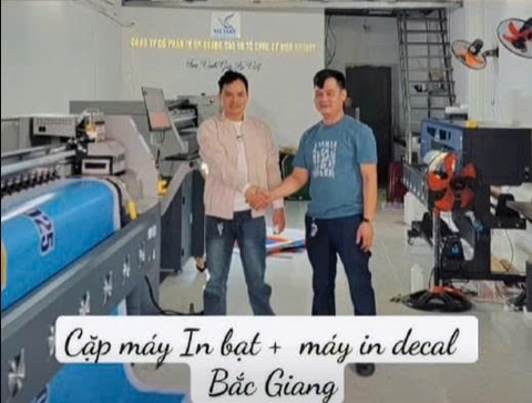 Bàn giao cặp máy in bạt + decal cho khách hàng ở Bắc Giang