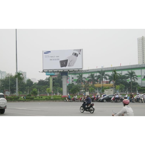Trần Duy Hưng cạnh Big C