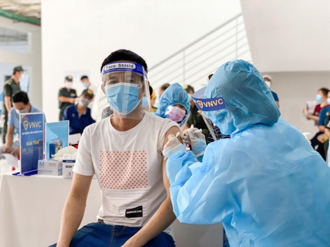 Bộ trưởng Bộ Y tế tiếp nhận 200.000 liều vaccine COVID-19