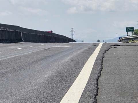 Mặt đường cao tốc Đà Nẵng - Quảng Ngãi hư hỏng