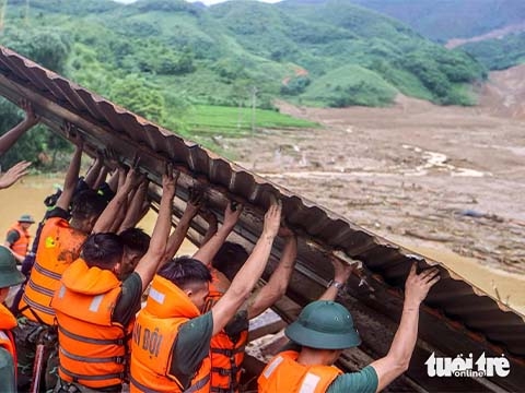 Lực lượng vũ trang dốc sức giúp dân khắc phục hậu quả bão số 3