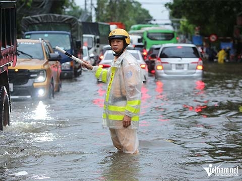 Cao tốc Pháp Vân - Cầu Giẽ bị ngập nước, hạn chế xe lưu thông