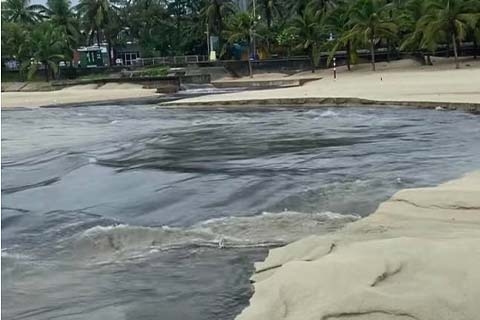 Nước đen ngòm lại tuôn ra bãi biển Đà Nẵng