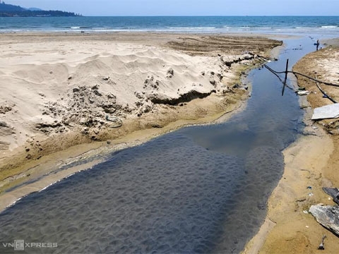 Nước thải chảy ra biển Đà Nẵng