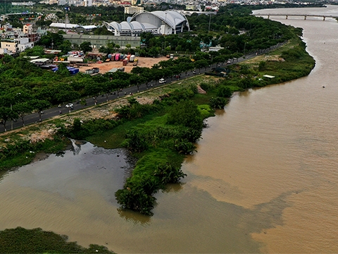 Nước thải chưa xử lý tràn ra sông