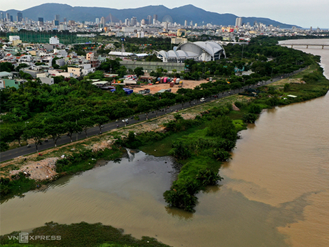 Nước thải đen kịt lại chảy ra sông Hàn
