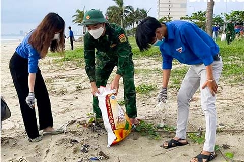 Chung tay làm sạch bờ biển