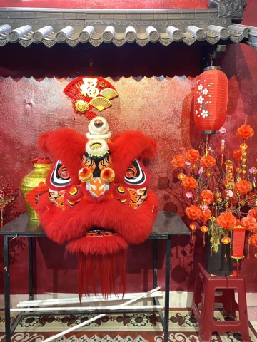 LÂN SƯ RỒNG  MÀU ĐỎ