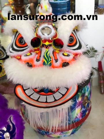 Lân miệng tròn lên lông cừu màu trắng