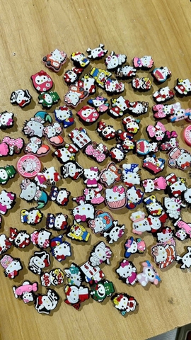 Túi Khoảng 50 Charm Gắn Dép Kitty