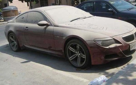 4 điều không nên làm khi xe ô tô bị bụi bẩn