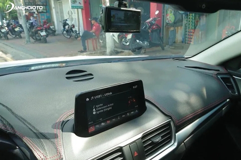 Có nên dùng thảm taplo ô tô chống nắng chống nóng?