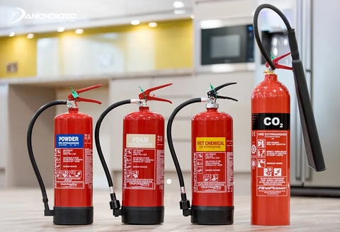 Xe ô tô có bắt buộc phải trang bị bình chữa cháy không? Tài xế lái xe ô tô 4 chỗ có phải khám sức khỏe định kỳ không?