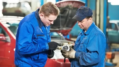 Vì sao giá phụ tùng chính hãng luôn đắt hơn gara ngoài?