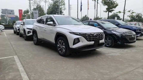 Chạy 'xả hàng' trước Tết: Ô tô loạn giá