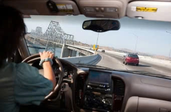 Hạ Cửa Kính Ôtô: Bí Quyết Sinh Tồn Khi Qua Cầu