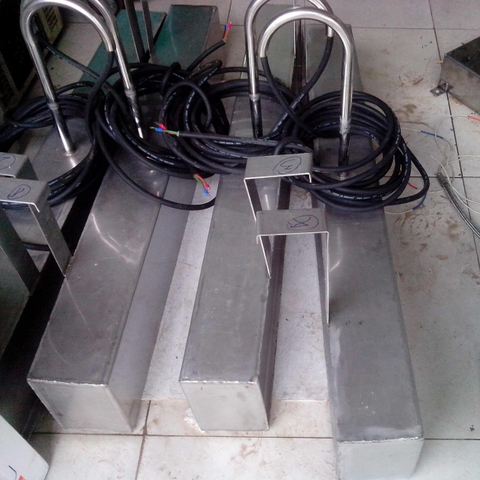 Sửa chữa chấn tử máy siêu âm tẩy rửa.