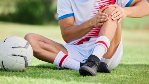 Các loại chấn thương chân khi đá bóng thường gặp và cách điều trị hiệu quả