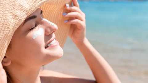 Review Top 7 kem chống nắng nâng tone cho da dầu được yêu thích nhất