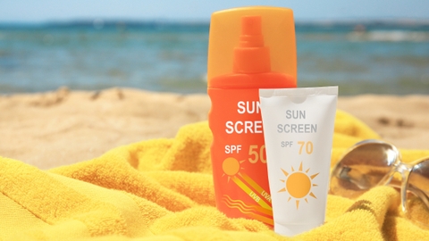 Review kem chống nắng cho da dầu mụn Sensitive Sunscreen