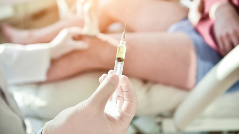 Tiêm huyết tương giàu tiểu cầu vào khớp gối - Phương pháp trị liệu sinh học cho người thoái hóa khớp