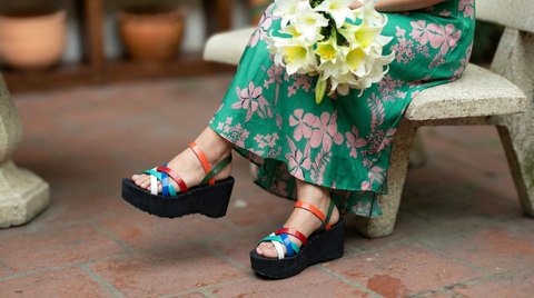 Dép thời trang đế cao chống trơn trượt và màu sắc thời trang, mix cùng váy maxi, áo dài