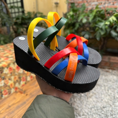 Dép thời trang đế cao 6-9cm chống trơn trượt và màu sắc thời trang, mix cùng váy maxi, áo dài