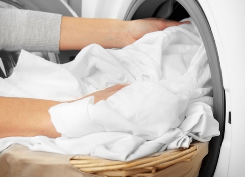 Cách Tẩy Vết Máu Trên Chăn Ga Khách Sạn.