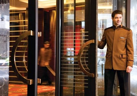 Nghề Bellman Là Gì? Công Việc Thú Vị Phía Sau Cánh Cửa Khách Sạn
