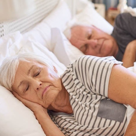 Người lớn tuổi nên nằm nệm cao su 5cm hay 10cm?