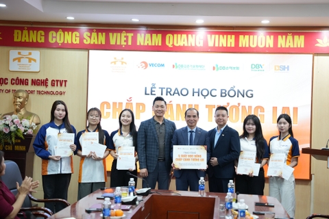 VECOM trao học bổng cho sinh viên Trường Đại học Công nghệ Giao thông Vận tải
