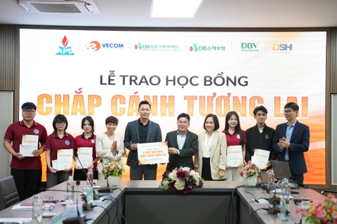VECOM trao học bổng cho sinh viên Học viện Chính sách và Phát triển