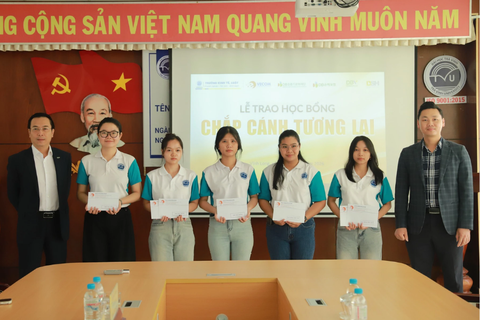 VECOM trao học bổng cho sinh viên Trường Đại học Kinh tế - Luật, Đại học Trà Vinh