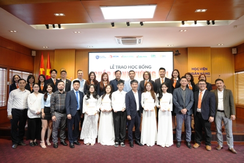 VECOM trao học bổng cho sinh viên Học viện Ngân hàng