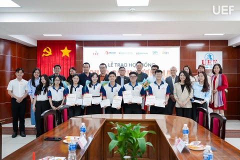 VECOM trao học bổng cho sinh viên Trường Đại học Kinh tế - Tài chính TP. HCM