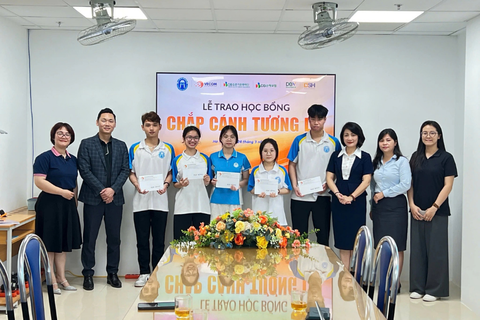 VECOM trao học bổng cho sinh viên Trường Đại học Mở Hà Nội