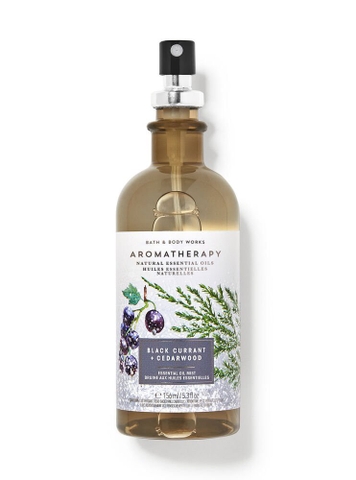 BATH & BODY WORKS - AROMATHERAPY BLACK CURRANT + CEDARWOOD (XỊT GỐI GỖ TUYỆT TÙNG,TRÁI LÝ CHUA ĐEN 156ml)