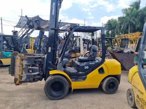 Xe nâng Komatsu FD30HT-17-334472-1 lắp kẹp giấy 1.35 m
