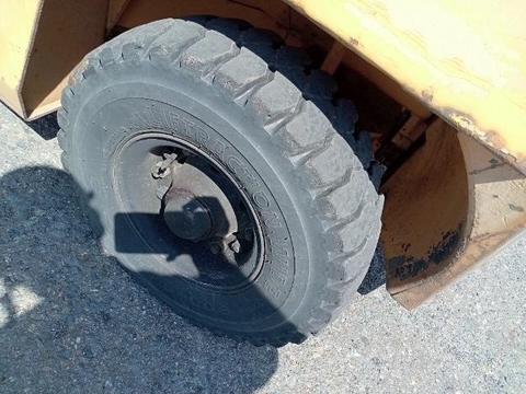 Xe nâng Komatsu FD25-10-227421 số sàn gật gù lốp đôi