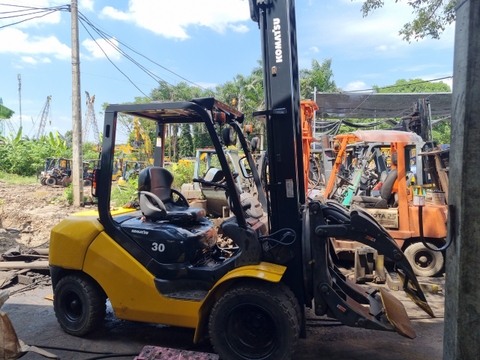 Xe nâng Komatsu FD30HT-17-334472-1 lắp kẹp giấy 1.35 m
