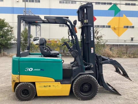 Xe điện komatsu FB30-11-817182 lắp kẹp giấy nguyên bản