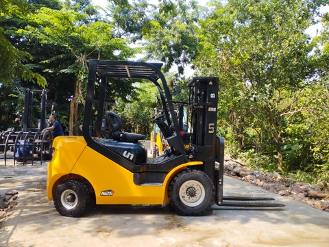 Xe nâng mới UN FD25 chui công mới 100%